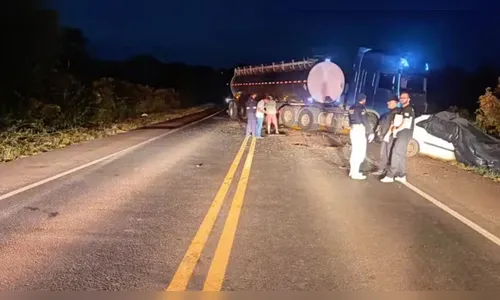 Carro invade contramão e bate contra carreta no PR; 5 pessoas morreram