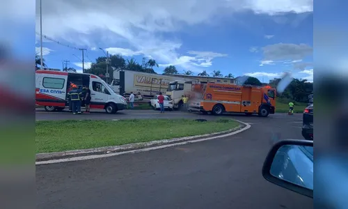 Mulher fica ferida após bater carro contra carreta em Jandaia do Sul