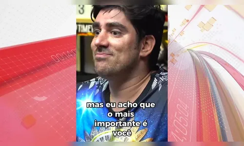 Adnet durante participação em podcast