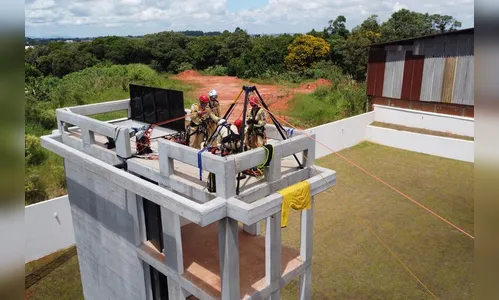 Bombeiros do Paraná participam de competição de salvamento em altura