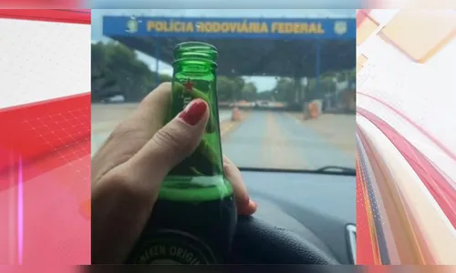 Mulher é multada após postar foto dirigindo em frente à PRF