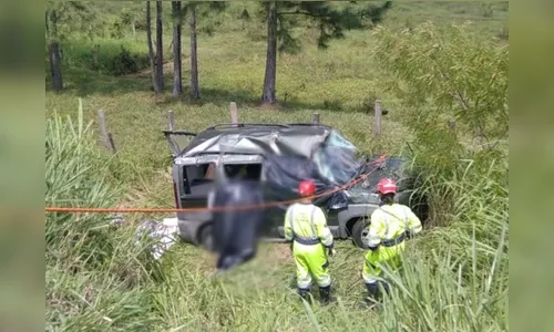 Mãe e filha morrem após carro capotar em barranco na BR-116 no Paraná