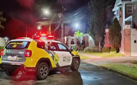 Bandidos derrubaram o portão usando um veícuo e quebraram uma janela para entrar na casa