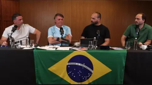 Bolsonaro e filhos durante transmissão nas redes sociais