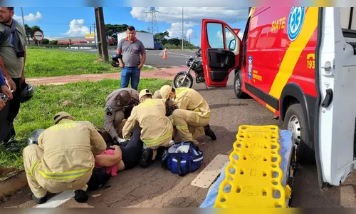 Garupa de moto sofre fratura no tornozelo após acidente em Apucarana