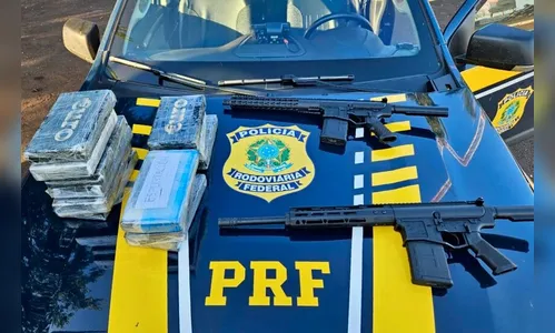 PRF apreende cocaína e fuzis em cabine de caminhão no Paraná; vídeo