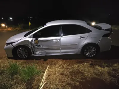 Carros colidiram lateralmente durante a noite desta terça