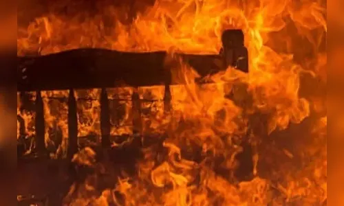 Mulher descobre traição, tenta esfaquear marido e ateia fogo em casa