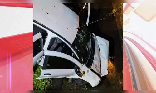 Motorista perde controle do carro e cai dentro de córrego no PR