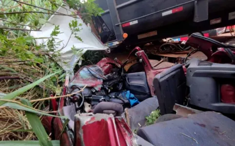 Colisão foi entre um carro e um caminhão em Toledo