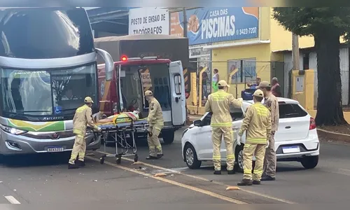 Colisão entre dois carros e caminhão mobiliza bombeiros em Apucarana