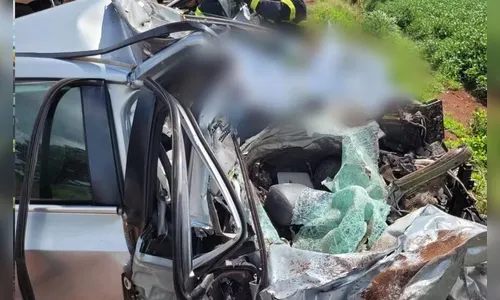 Acidente entre carro e bitrem mata casal e criança de 4 anos