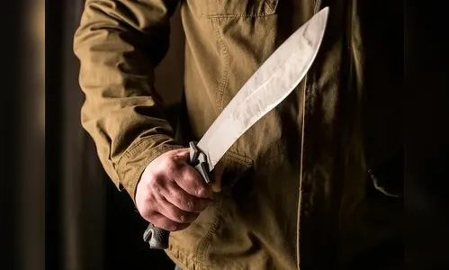 Jovem afia facão na parede, ameaça 'matar um' e é preso em Apucarana