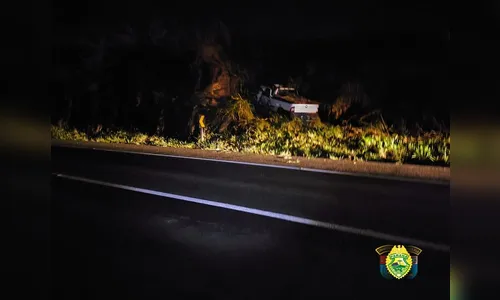 Jovens ficam feridos após Fiat Strada bater contra barranco na PR-444