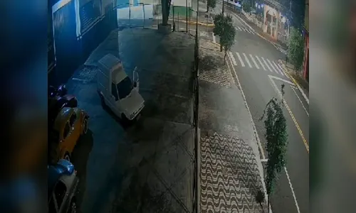 Câmera flagra Fiorino sendo furtada em oficina de Apucarana; veja