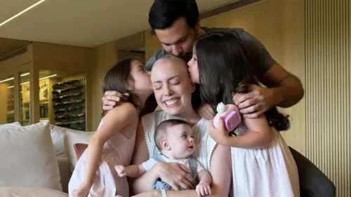 Fabiana Justus reencontra a família em casa