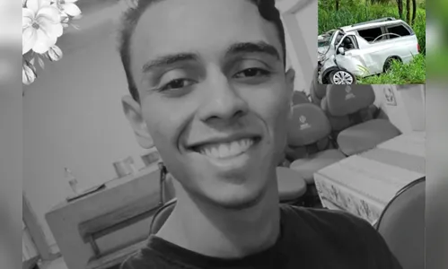 Jovem morre após carro funerário bater em árvore