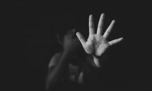 Homem apanha de mulher após ‘mexer’ com criança em Apucarana