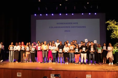 Homenageados e empresários durante foto oficial