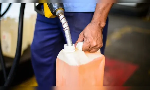 Dupla enche galões de diesel em posto e foge sem pagar em Apucarana