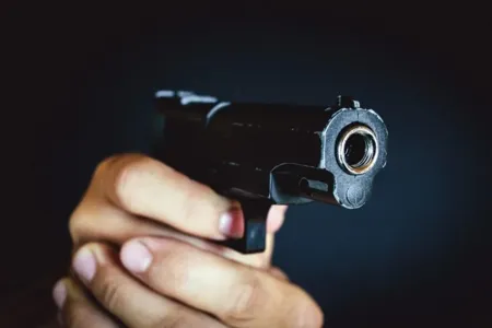 Homens teriam apontado a arma para a mulher e pedido para ela sair do carro