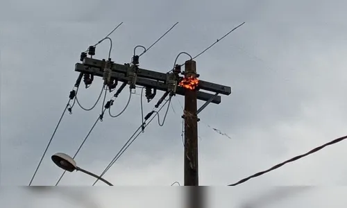 Morador ouve estouro no poste de energia elétrica e casa pega fogo