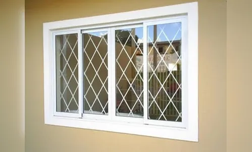 Ladrões cortam pedaço de janela para furtar casa no Jardim Interlagos