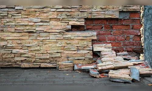 Motorista embriagado bate em moto estacionada e destrói muro de casa