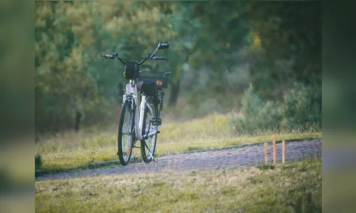 Adolescente a caminho da escola com bicicleta elétrica sofre acidente