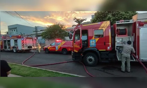 Incêndio na Vila São Carlos mobiliza Corpo de Bombeiros em Apucarana