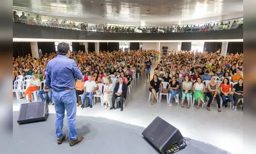 Palestra reúne 1,6 mil professores e servidores em Apucarana