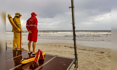 Com temporais, Corpo de Bombeiros alerta para riscos de banho de mar