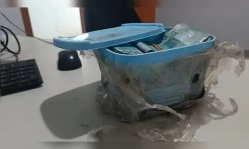 Homem encontra R$ 60 mil enterrados no jardim de casa