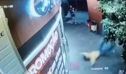 Motociclista bateu em pilar e caiu desacordado