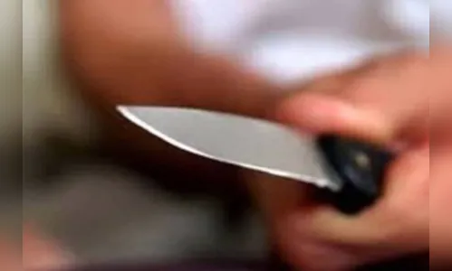 Mulher é presa após ser acusada de ameaçar filhos com faca na região