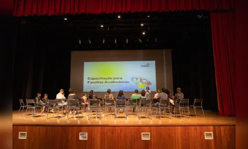 'Família acolhedoras' passam por capacitação no Cine Teatro Fênix