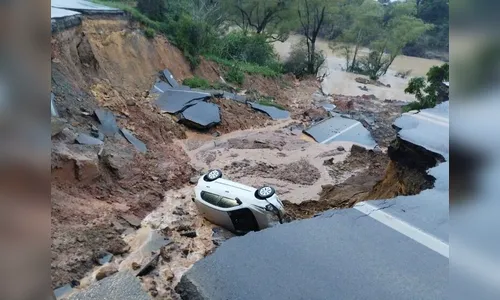 Carro com idosos cai em cratera de rodovia após deslizamento na BR-470