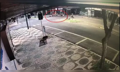Gestante é atropelada no Paraná e motociclista foge; veja vídeo