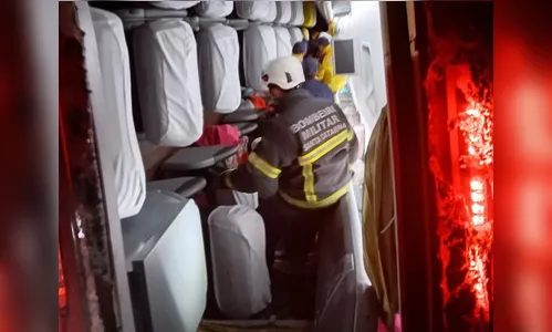 Ônibus com 39 pessoas tomba e mobiliza Corpo de Bombeiros em SC