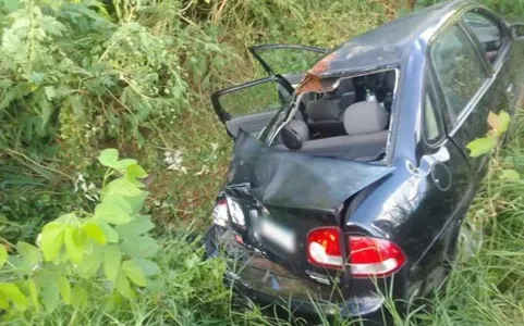 O acidente envolveu um caminhão e um carro