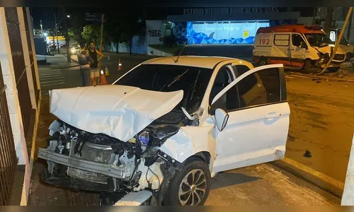 Motorista embriagado 'fura' semáforo e atinge ambulância no Paraná