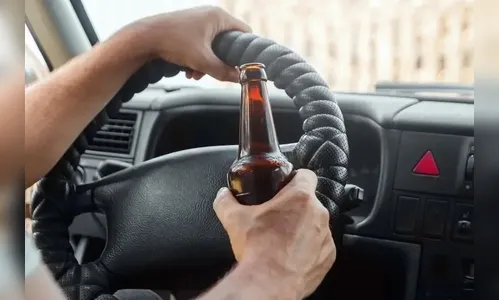 Motorista embriagado perde o controle de carro e cai em barranco