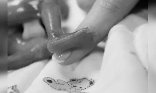 No Paraná: mulher dá à luz em banheiro de UBS e joga o bebê no lixo