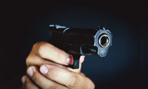 Dupla armada rende família e rouba dois veículos em São Pedro do Ivaí