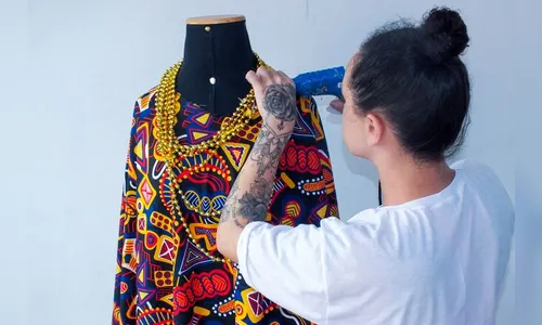 Presas produzem mais de 400 fantasias para escola de samba de Curitiba