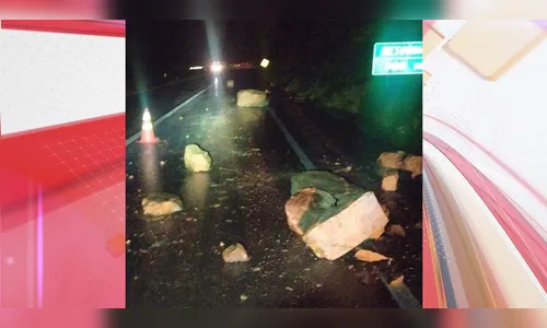 Deslizamento de pedras faz BR-277 ser totalmente bloqueada