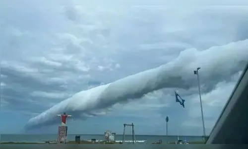 Nuvem gigantesca assusta banhistas e precede tempestade em SC