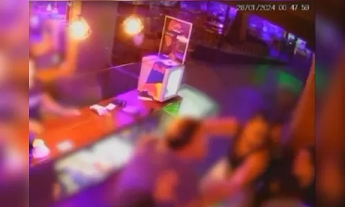 Bombeiro atira na cabeça de mulher durante briga em bar; veja vídeo