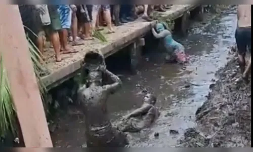 Foliões confundem esgoto com mangue e se banham em meio aos dejetos