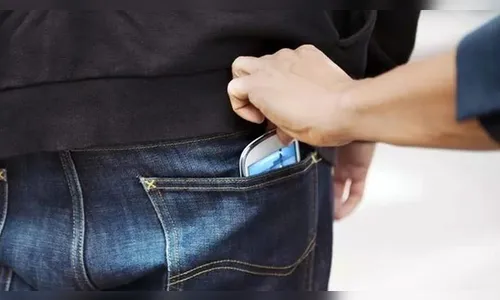 Homem tem celular furtado após 
